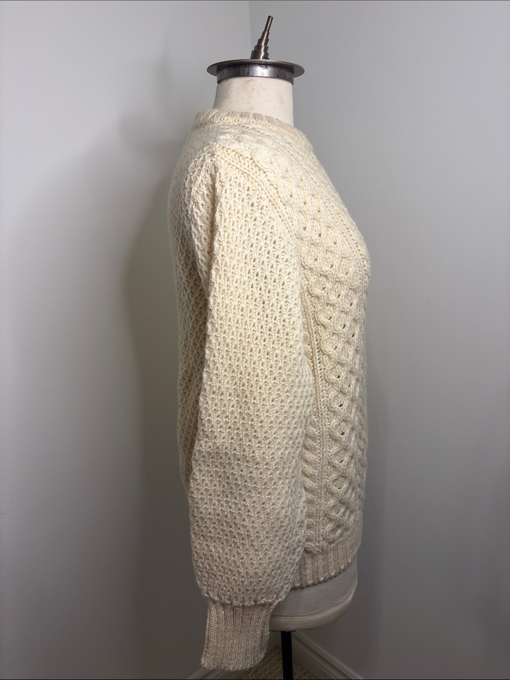 Vintage CHEVIOT CRAFTS Scottish Aran Cable Knit Wool Sweater Cream SIZE LARGE - Picture 9 of 13